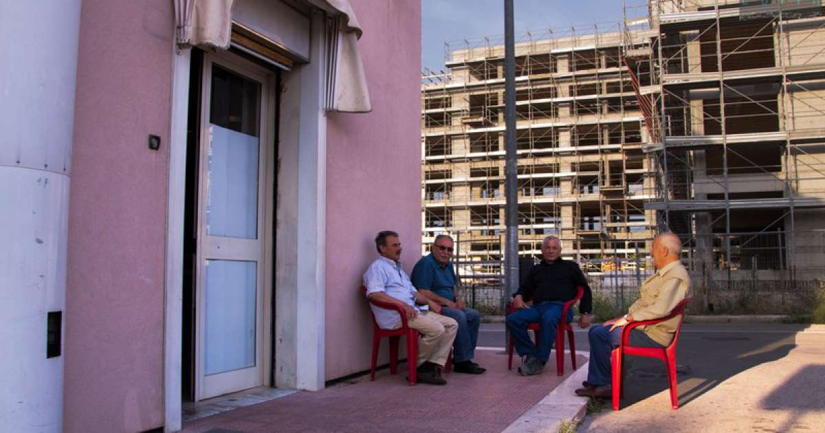 Mungivacca e i suoi contrasti, tranquillo rione invaso da scheletri di edifici incompiuti